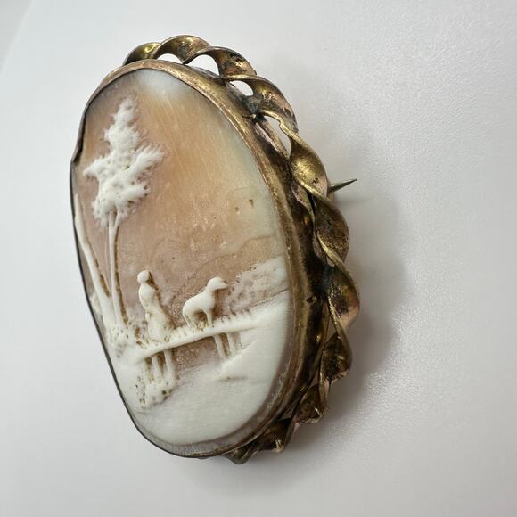 Antique Victorian gold filled woman with dog bridge carved shell cameo brooch - Picture 5 of 9